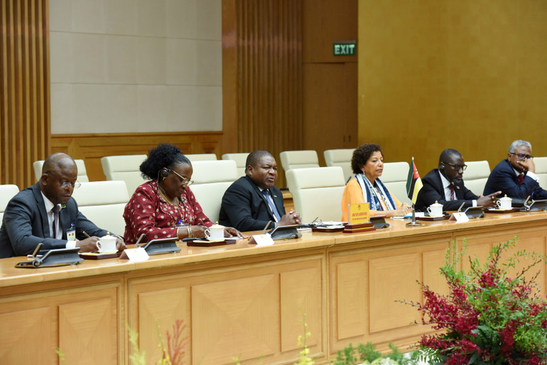 Tổng thống Filipe Jacinto Nyusi và các quan chức cấp cao Cộng hòa Mozambique tại buổi hội kiến. (Ảnh: TRẦN HẢI)