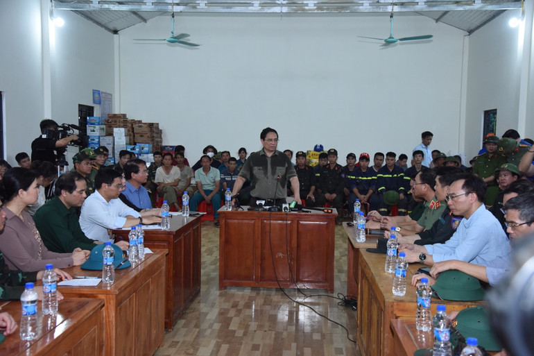 Thủ tướng Phạm Minh Chính chủ trì cuộc họp nhanh tại Sở chỉ huy tiền phương ở Làng Nủ. (Ảnh: TRẦN HẢI)