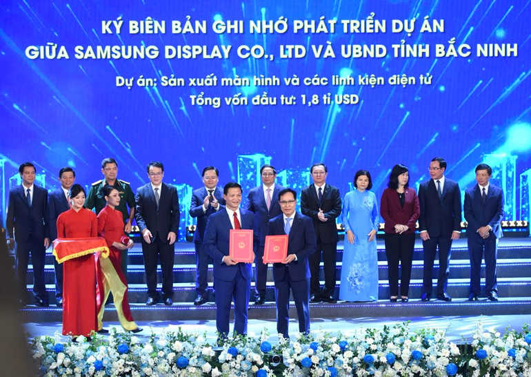 Thủ tướng Phạm Minh Chính chứng kiến lễ trao các Quyết định chủ trương đầu tư, Giấy chứng nhận đầu tư, Biên bản ghi nhớ cho các nhà đầu tư. (Ảnh: Trần Hải)