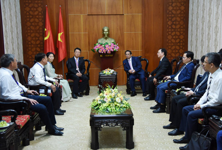 Thủ tướng Phạm Minh Chính và Tổng Giám đốc Công ty TNHH Phát triển Phú Mỹ Hưng (Ảnh: Trần Hải).