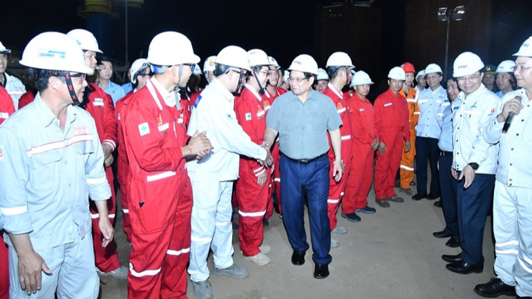 Thủ tướng Phạm Minh Chính đến thăm, động viên kỹ sư, công nhân ngành Dầu khí tại Trung tâm công nghiệp năng lượng và hậu cần kỹ thuật PTSC ở Bà Rịa - Vũng Tàu. (Ảnh: Thanh Giang)