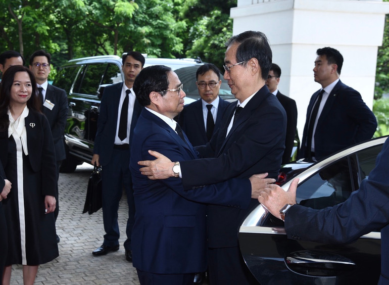 Thủ tướng Phạm Minh Chính đón Thủ tướng Hàn Quốc Han Duck-soo tại sảnh chính Trụ sở Chính phủ. (Ảnh: TRẦN HẢI)