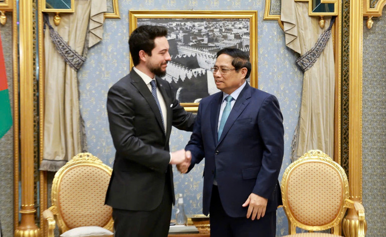 Thủ tướng Chính phủ Phạm Minh Chính và Hoàng Thái tử Jordan Al Hussein bin Abdullah II. (Ảnh: Dương Giang/TTXVN).