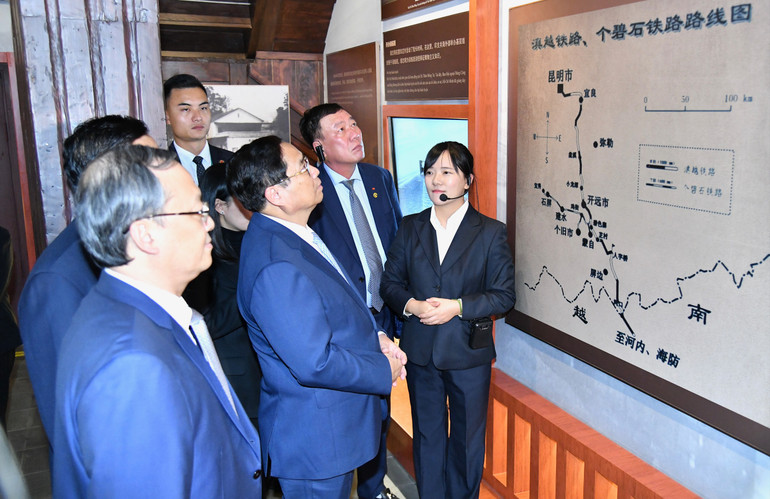 Thủ tướng Phạm Minh Chính nghe thuyết minh về sự nghiệp hoạt động cách mạng của Chủ tịch Hồ Chí Minh tại Côn Minh. (Ảnh: Thanh Giang)