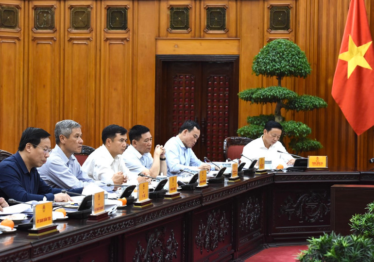 Các Phó Thủ tướng: Trần Lưu Quang, Trần Hồng Hà và các đại diện lãnh đạo các bộ, ngành tham dự cuộc họp. (Ảnh: TRẦN HẢI) Các Phó Thủ tướng: Trần Lưu Quang, Trần Hồng Hà và các đại diện lãnh đạo các bộ, ngành tham dự cuộc họp. (Ảnh: TRẦN HẢI)