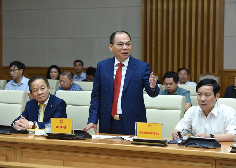 Chủ tịch HĐQT Tập đoàn Vingroup Phạm Nhật Vượng phát biểu ý kiến tại hội nghị. (Ảnh: TRẦN HẢI) Chủ tịch HĐQT Tập đoàn Vingroup Phạm Nhật Vượng phát biểu ý kiến tại hội nghị. (Ảnh: TRẦN HẢI)