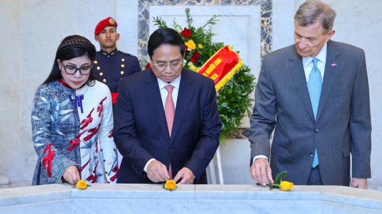 Thủ tướng Phạm Minh Chính và Phu nhân thực hiện nghi thức đặt hoa tưởng niệm. (Ảnh: Nhật Bắc/VGP)