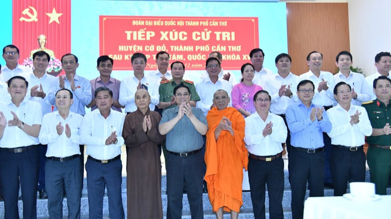 Thủ tướng Phạm Minh Chính với các cử tri huyện Cờ Đỏ, thành phố Cần Thơ (Ảnh: THANH GIANG).