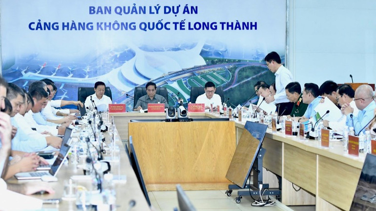 Quang cảnh buổi làm việc của Thủ tướng Phạm Minh Chính với các bộ, ngành, cơ quan, đơn vị liên quan về tiến độ xây dựng Cảng hàng không quốc tế Long Thành. (Ảnh: THANH GIANG)