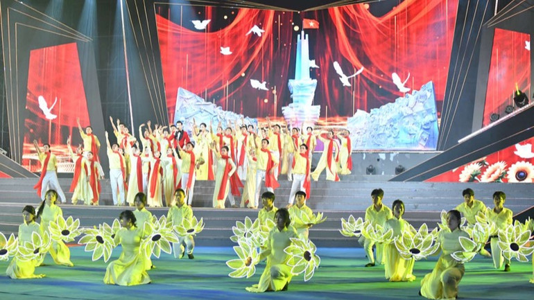 Một tiết mục nghệ thuật tại Chương trình nghệ thuật đặc biệt “60 năm bản hùng ca Chiến thắng Bình Giã”. (Ảnh: THANH GIANG)