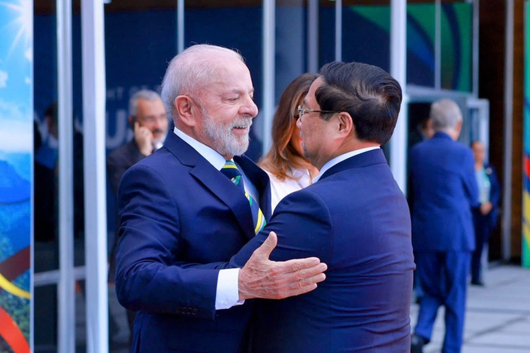 Tổng thống Brazil, Chủ tịch G20 Luiz Inácio Lula da Silva nồng nhiệt chào đón Thủ tướng Phạm Minh Chính tham dự Hội nghị thượng đỉnh G20 - Ảnh: VGP/Nhật Bắc