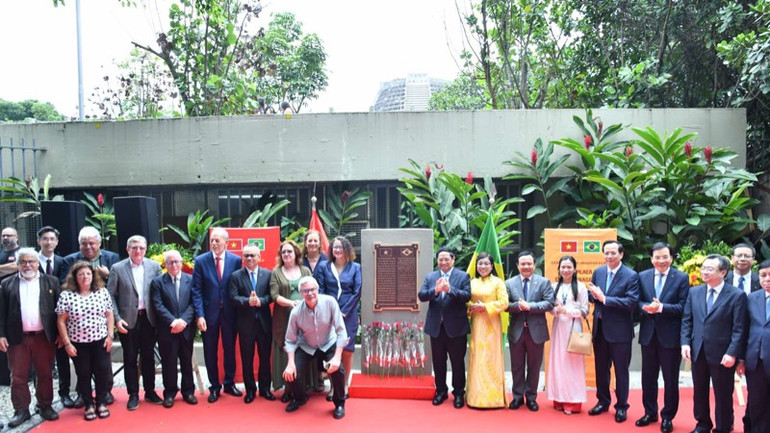 Thủ tướng Phạm Minh Chính và Phu nhân cùng các đại biểu chụp ảnh lưu niệm tại buổi lễ (Ảnh THANH GIANG). Thủ tướng Phạm Minh Chính và Phu nhân cùng các đại biểu chụp ảnh lưu niệm tại buổi lễ (Ảnh THANH GIANG).