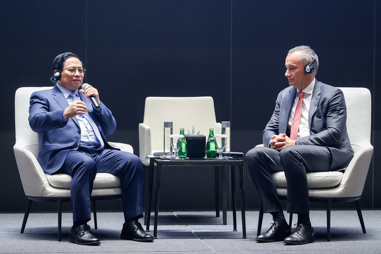 Thủ tướng Phạm Minh Chính trao đổi về chính sách với các đại biểu. (Ảnh: Nhật Bắc/VGP)