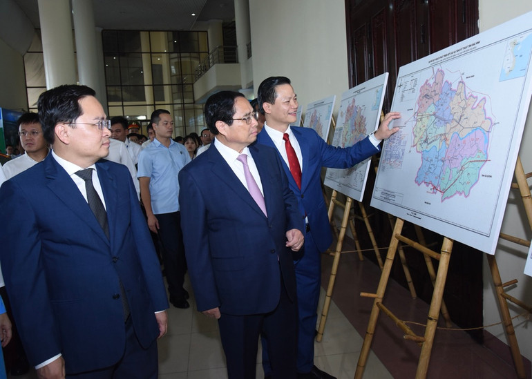 Thủ tướng Phạm Minh Chính xem triển lãm về Quy hoạch tỉnh Bắc Ninh trước giờ khai mạc Hội nghị. (Ảnh: Trần Hải)