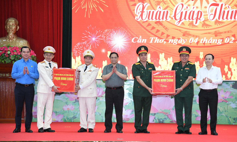 Thủ tướng Phạm Minh Chính tặng quà chúc Tết lực lượng Quân đội và Công an thành phố Cần Thơ.