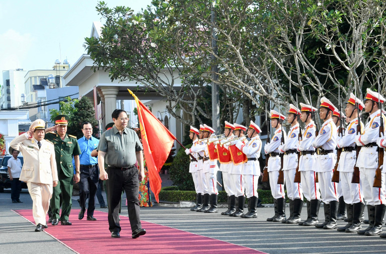 Thủ tướng Phạm Minh Chính duyệt đội danh dự Công an nhân dân thành phố Cần Thơ.