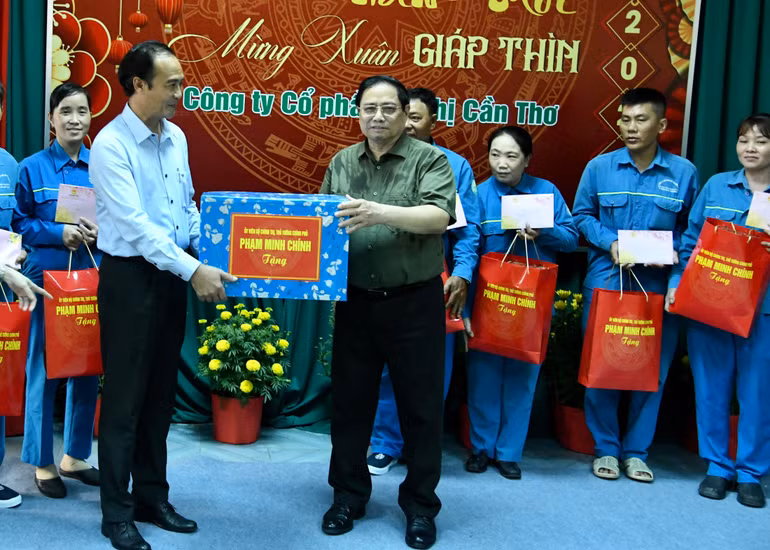 Thủ tướng Phạm Minh Chính tặng quà chúc Tết Công ty cổ phần Đô thị Cần Thơ.