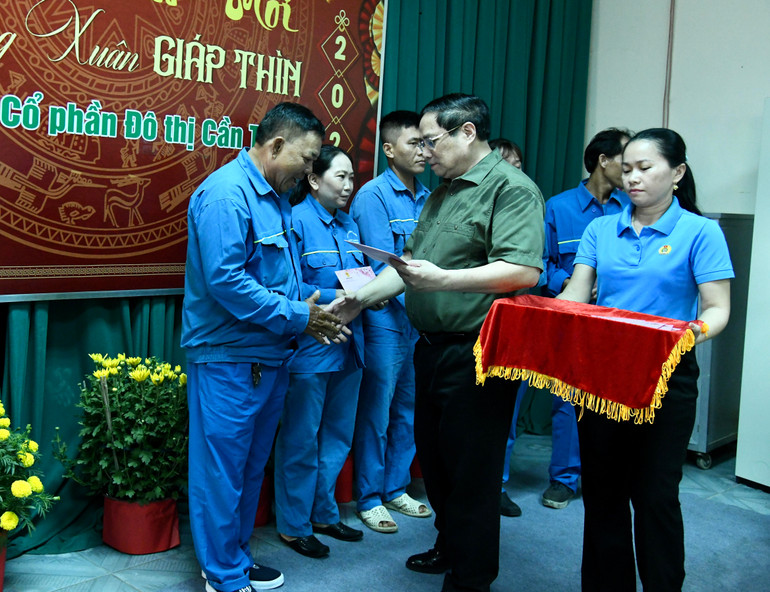 Thủ tướng Phạm Minh Chính tặng quà chúc Tết người lao động Công ty cổ phần Đô thị Cần Thơ.