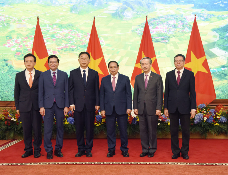 Thủ tướng Phạm Minh Chính với Bí thư Khu ủy Quảng Tây Lưu Ninh. (Ảnh: TRẦN HẢI)