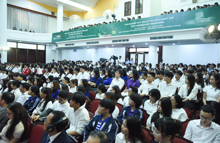 Các sinh viên tham dự buổi giao lưu với Thủ tướng Phạm Minh Chính và Giáo sư Klaus Schwab. (Ảnh: Trần Hải)