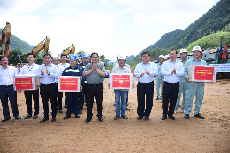 Thủ tướng Phạm Minh Chính tặng quà động viên các đơn vị tham gia thi công dự án cao tốc Hòa Bình-Mộc Châu. (Ảnh: Trần Hải)