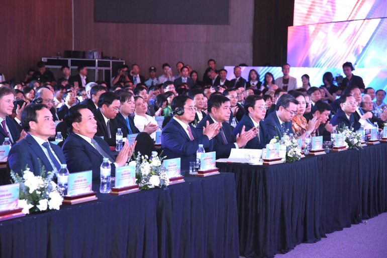 Thủ tướng Phạm Minh Chính và các đồng chí lãnh đạo, đại biểu tham dự sự kiện. (Ảnh: TRẦN HẢI)