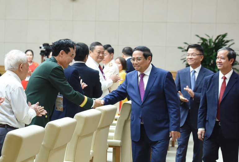 Thủ tướng Phạm Minh Chính với đại diện các nhà giáo, cán bộ quản lý giáo dục tiêu biểu. (Ảnh: Trần Hải)