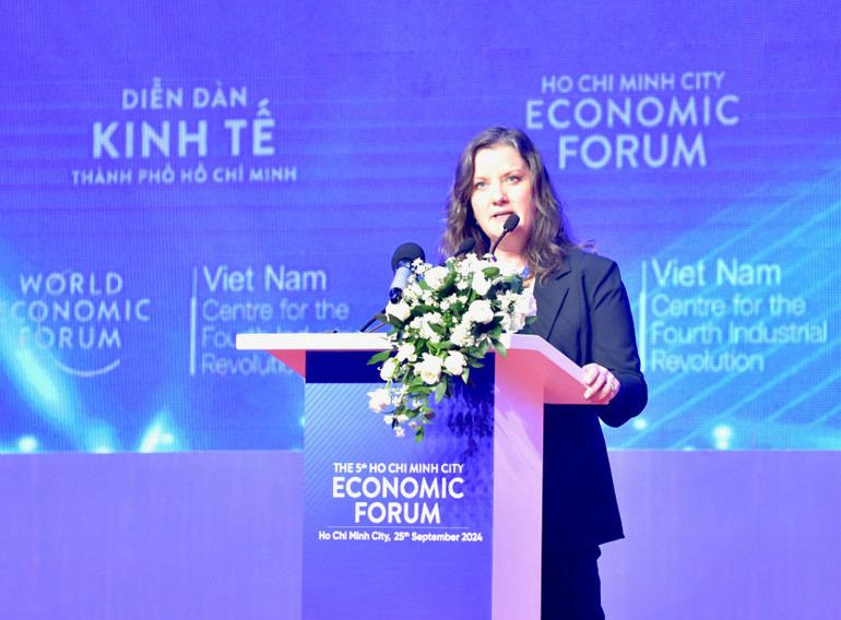 Một diễn giả nước ngoài trình bày ý kiến tại Diễn đàn.