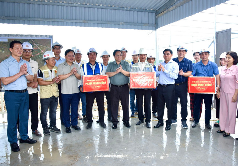 Thủ tướng Phạm Minh Chính tặng quà động viên các đơn vị thi công trên công trường xây dựng đường Vành đai 4 - Vùng Thủ đô Hà Nội đoạn qua tỉnh Bắc Ninh.