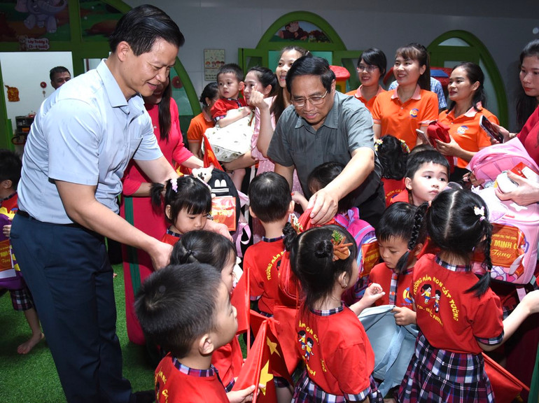 Thủ tướng Phạm Minh Chính tặng quà cho các cháu học sinh trường Mầm non Cát Tường.
