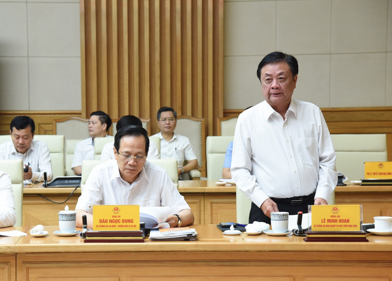 Bộ trưởng Nông nghiệp và Phát triển nông thôn Lê Minh Hoan báo cáo Thủ tướng Chính phủ tại Hội nghị. (Ảnh: TRẦN HẢI)