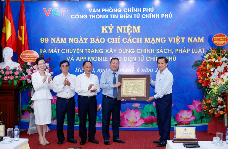 Phó Thủ tướng Lê Minh Khái tặng quà chúc mừng Cổng Thông tin điện tử Chính phủ, Báo Điện tử Chính phủ nhân Ngày Báo chí cách mạng Việt Nam. Phó Thủ tướng Lê Minh Khái tặng quà chúc mừng Cổng Thông tin điện tử Chính phủ, Báo Điện tử Chính phủ nhân Ngày Báo chí cách mạng Việt Nam.