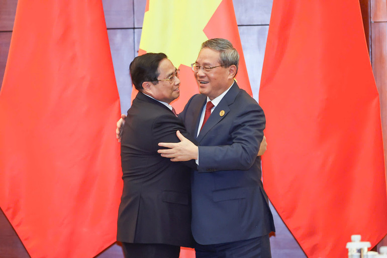 Thủ tướng Trung Quốc Lý Cường nồng nhiệt chào đón Thủ tướng Chính phủ Phạm Minh Chính. (Ảnh: Nhật Bắc/VGP)