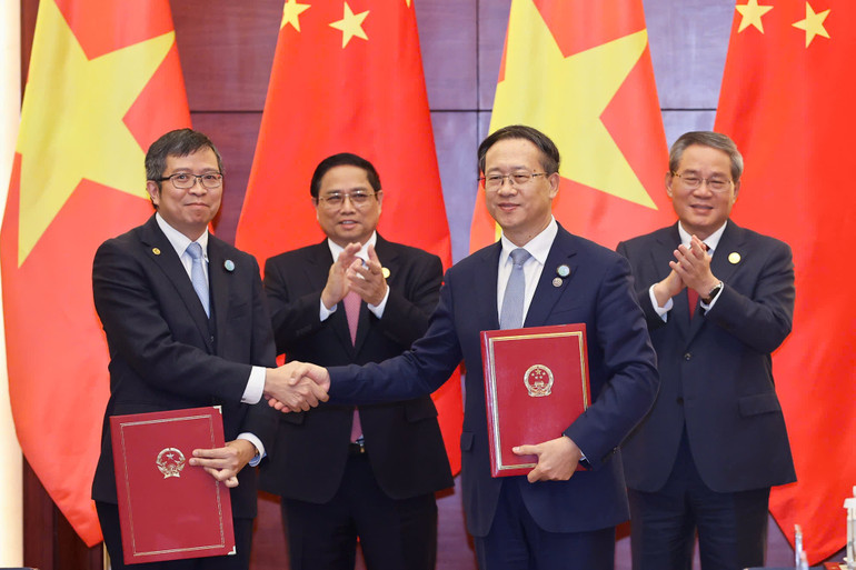 Lãnh đạo hai Bộ Ngoại giao trao đổi Công hàm về việc thành lập Tổng Lãnh sự quán Việt Nam tại Trùng Khánh, Trung Quốc. (Ảnh: Nhật Bắc/VGP)