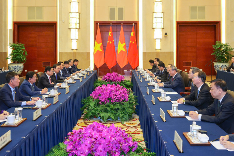 Quang cảnh buổi hội đàm giữa Thủ tướng Phạm Minh Chính và Thủ tướng Trung Quốc Lý Cường. (Ảnh: Nhật Bắc/VGP)