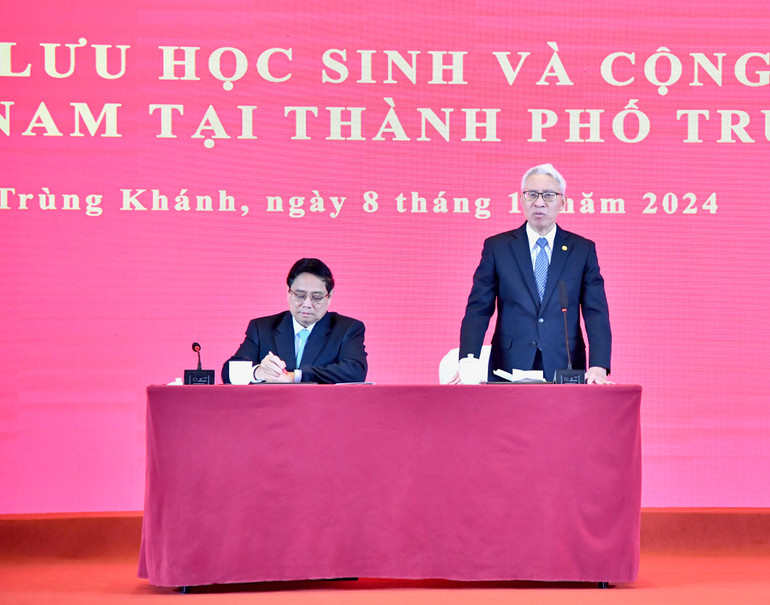 Đại sứ Việt Nam tại Trung Quốc Phạm Sao Mai phát biểu ý kiến tại buổi gặp gỡ. (Ảnh: Thanh Giang)