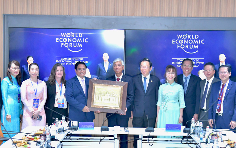 Thủ tướng Phạm Minh Chính tặng quà lưu niệm cho Trung tâm C4IR Thành phố Hồ Chí Minh. (Ảnh: Thanh Giang) Thủ tướng Phạm Minh Chính tặng quà lưu niệm cho Trung tâm C4IR Thành phố Hồ Chí Minh. (Ảnh: Thanh Giang)