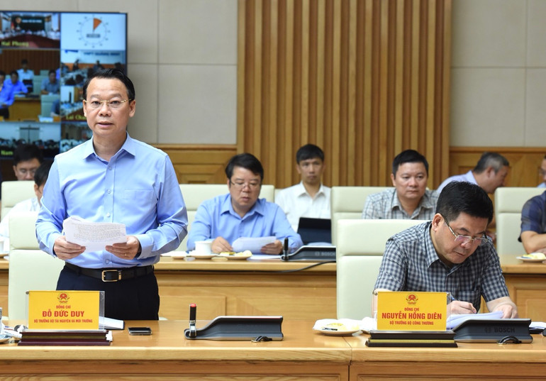 Bộ trưởng Tài nguyên và Môi trường Đỗ Đức Duy báo cáo tại Hội nghị. (Ảnh: Trần Hải)