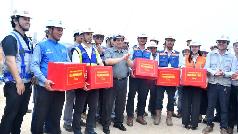 Thủ tướng Phạm Minh Chính tặng quà động viên kỹ sư, công nhân các đơn vị đang thi công Nhà ga hành khách Cảng hàng không quốc tế Long Thành. (Ảnh: THANH GIANG)