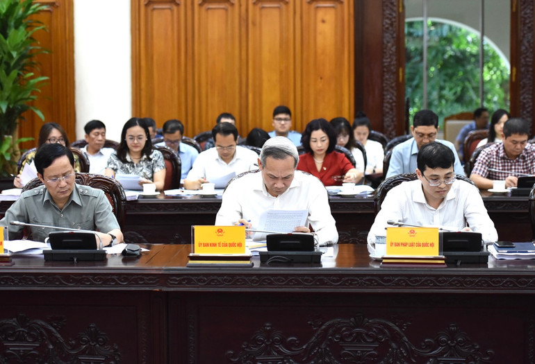 Đại diện lãnh đạo một số bộ, ngành tham dự phiên họp. (Ảnh: TRẦN HẢI) Đại diện lãnh đạo một số bộ, ngành tham dự phiên họp. (Ảnh: TRẦN HẢI)