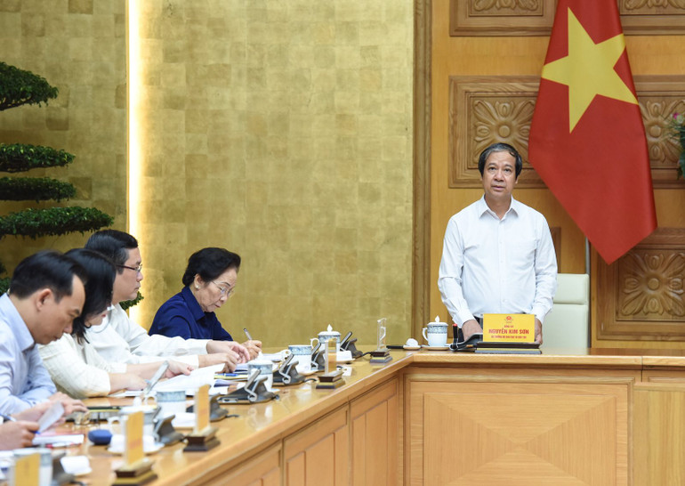 Bộ trưởng Giáo dục và Đào tạo Nguyễn Kim Sơn phát biểu ý kiến tại phiên họp (Ảnh: Trần Hải).