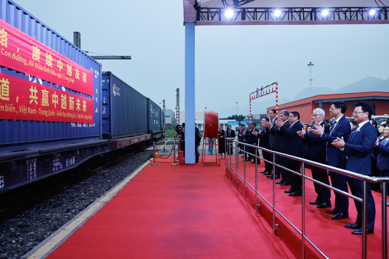 Thủ tướng Phạm Minh Chính và các đại biểu đón chuyến tàu nhanh ASEAN xuất phát từ Hà Nội tới Trùng Khánh. (Ảnh: Nhật Bắc)