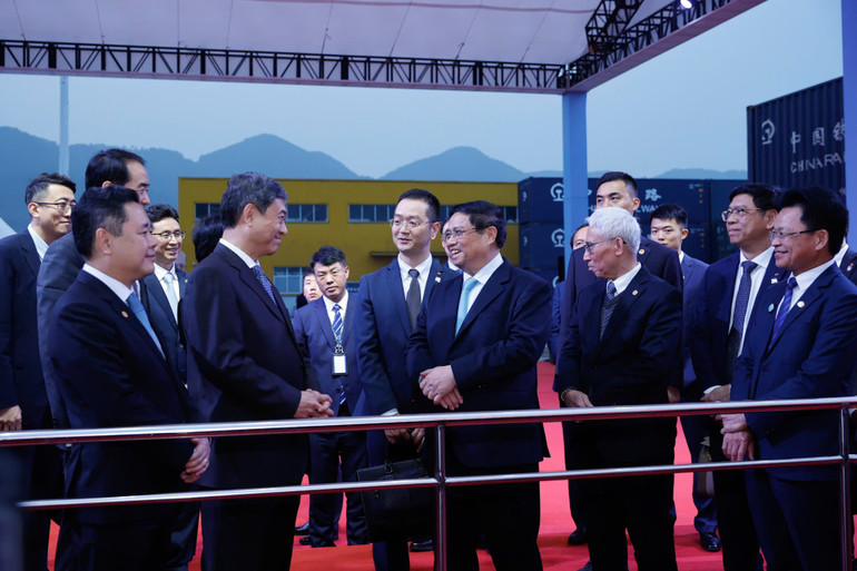 Thủ tướng Phạm Minh Chính với các quan chức phía Trung Quốc tại lễ đón chuyến tàu tại Trùng Khánh. (Ảnh: Nhật Bắc/VGP)