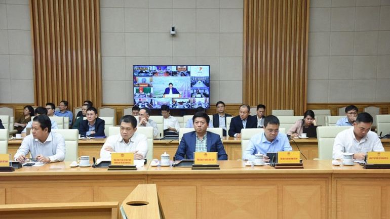 Đại diện lãnh đạo các chủ đầu tư, Ban quản lý dự án tham dự phiên họp. (Ảnh: TRẦN HẢI) Đại diện lãnh đạo các chủ đầu tư, Ban quản lý dự án tham dự phiên họp. (Ảnh: TRẦN HẢI)