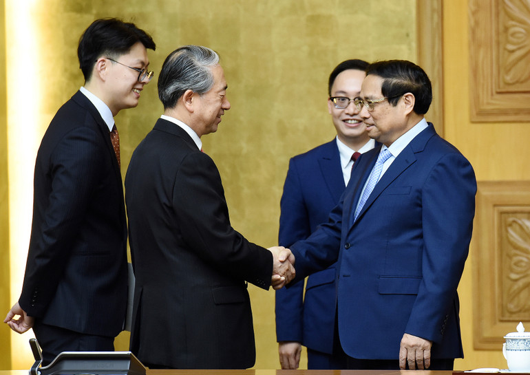 Thủ tướng Phạm Minh Chính và Đại sứ Trung Quốc tại Việt Nam Hùng Ba. (Ảnh: THANH GIANG)
