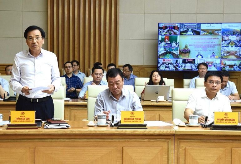 Bộ trưởng, Chủ nhiệm Văn phòng Chính phủ Trần Văn Sơn phát biểu ý kiến tại phiên họp. (Ảnh: Trần Hải)