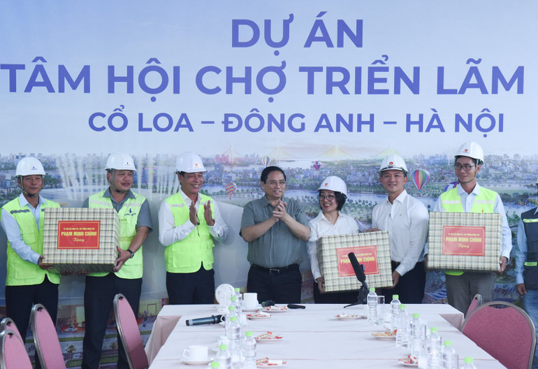 Thủ tướng Phạm Minh Chính tặng quà động viên các đơn vị tham gia thi công trên công trường.(Ảnh: Trần Hải)