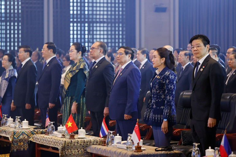 Thủ tướng Phạm Minh Chính và các nhà Lãnh đạo, đại biểu thực hiện nghi thức chào cờ và ASEAN ca. (Ảnh: Nhật Bắc/VGP)