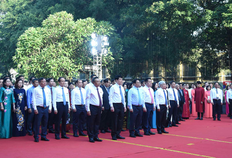Thủ tướng Phạm Minh Chính và các đồng chí lãnh đạo, đại biểu tưởng niệm, tưởng nhớ công lao các bậc tiền nhân đã có những đóng góp to lớn cho sự nghiệp giải phóng và xây dựng Thủ đô. (Ảnh: Trần Hải)