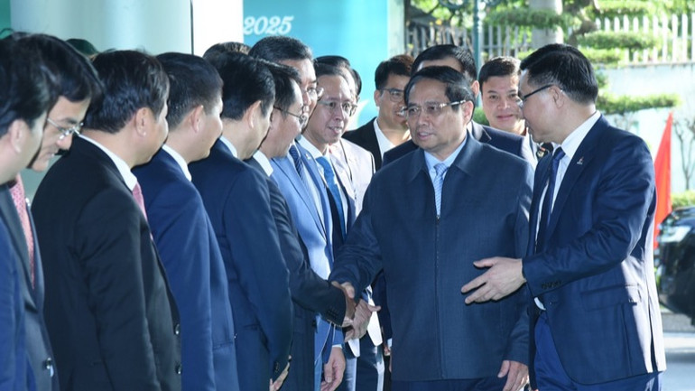 Thủ tướng Phạm Minh Chính với lãnh đạo Petrovietnam. (Ảnh: TRẦN HẢI) Thủ tướng Phạm Minh Chính với lãnh đạo Petrovietnam. (Ảnh: TRẦN HẢI)